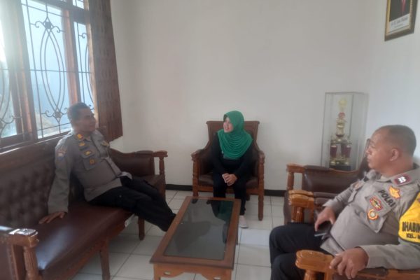 Anggota Polsek Sidomukti Ajak Staf Kel. Kalicacing Ikut Menciptakan Suasana Sejuk Jelang Pilkada 2024