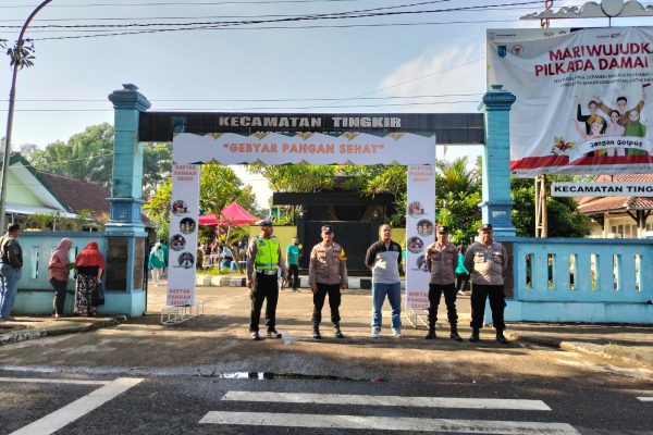 Anggota Polsek Tingkir Amankan Gebyar Pangan Sehat di Halaman Kantor Kecamatan Tingkir