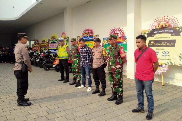 Anggota Polsek Tingkir Berikan Pengamanan Grand Opening Toko Batik Benang Raja di Jl. Taman Pahlawan No. 62 Kutowinangun Kidul