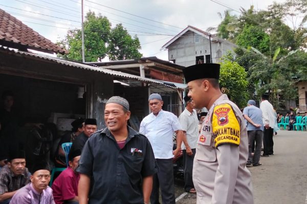 Bhabinkamtibmas Kecandran Takziah Warga Gamol dan Antar Jenazah Sampai ke Pemakaman