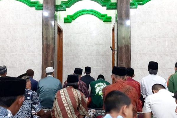 Jalin Silaturahmi Dengan Warga, Bhabinkamtibmas Dukuh Sholat Tarawih Berjamaah di Masjid Al Ikhlas