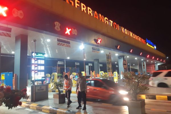 Korlantas Polri dan Polda Jateng Normalisasi One Way Mudik Nasional, Lalu Lintas Tol Trans Jawa Berjalan Lancar