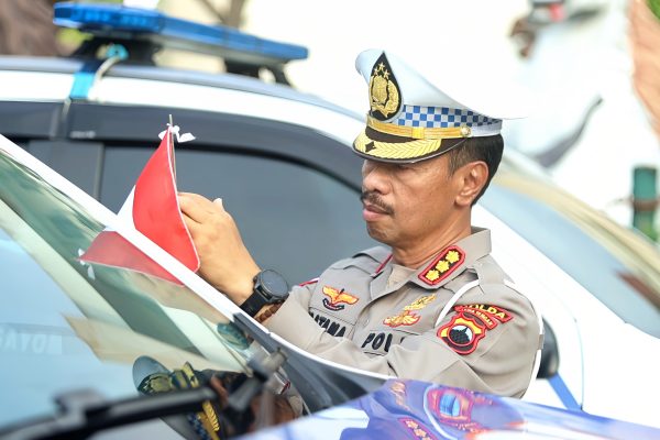 Warnai Peringatan HUT ke-80 Kemerdekaan RI; Ditlantas Polda Jateng Bagikan 200 Bendera Merah Putih
